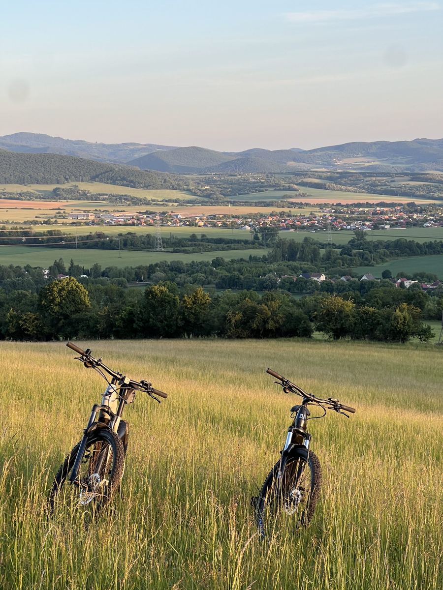 Výhľad na Považský Inovec s elektrobicyklami